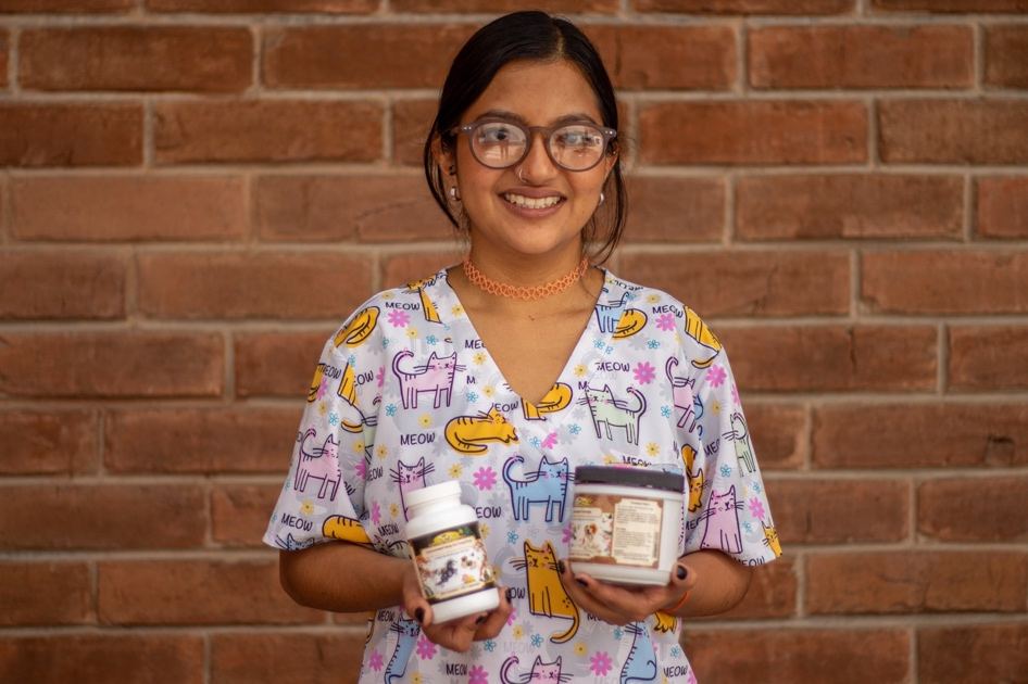 María Daniela del Hierro con productos herbales de Tai Ji Vet
